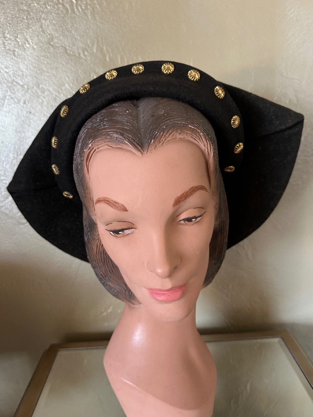 RARE 1930s' CHARCOAL COMPOSITE FELT HALO HAT + GOLD STUDS